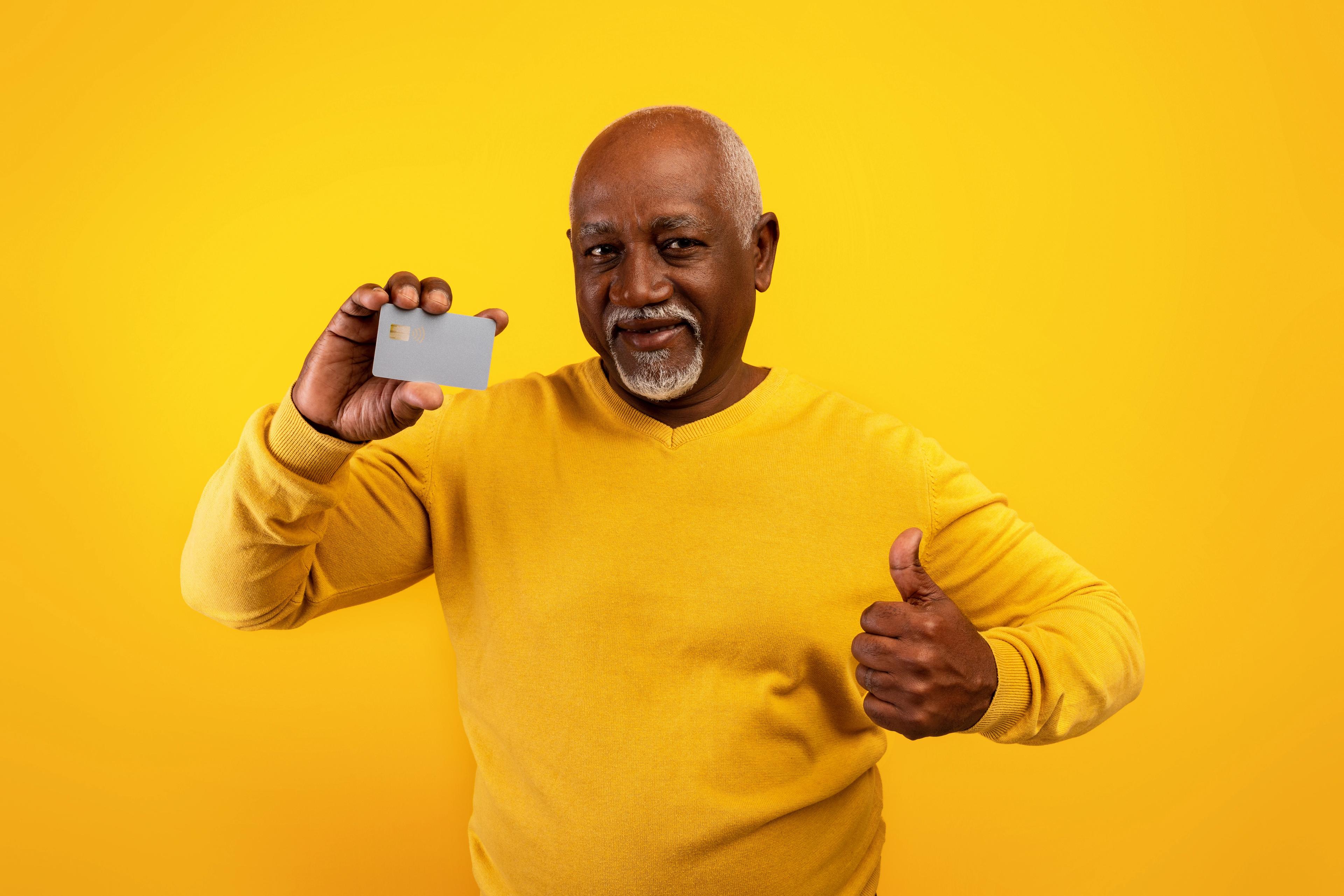 Homem com um cartão de crédito na mão 